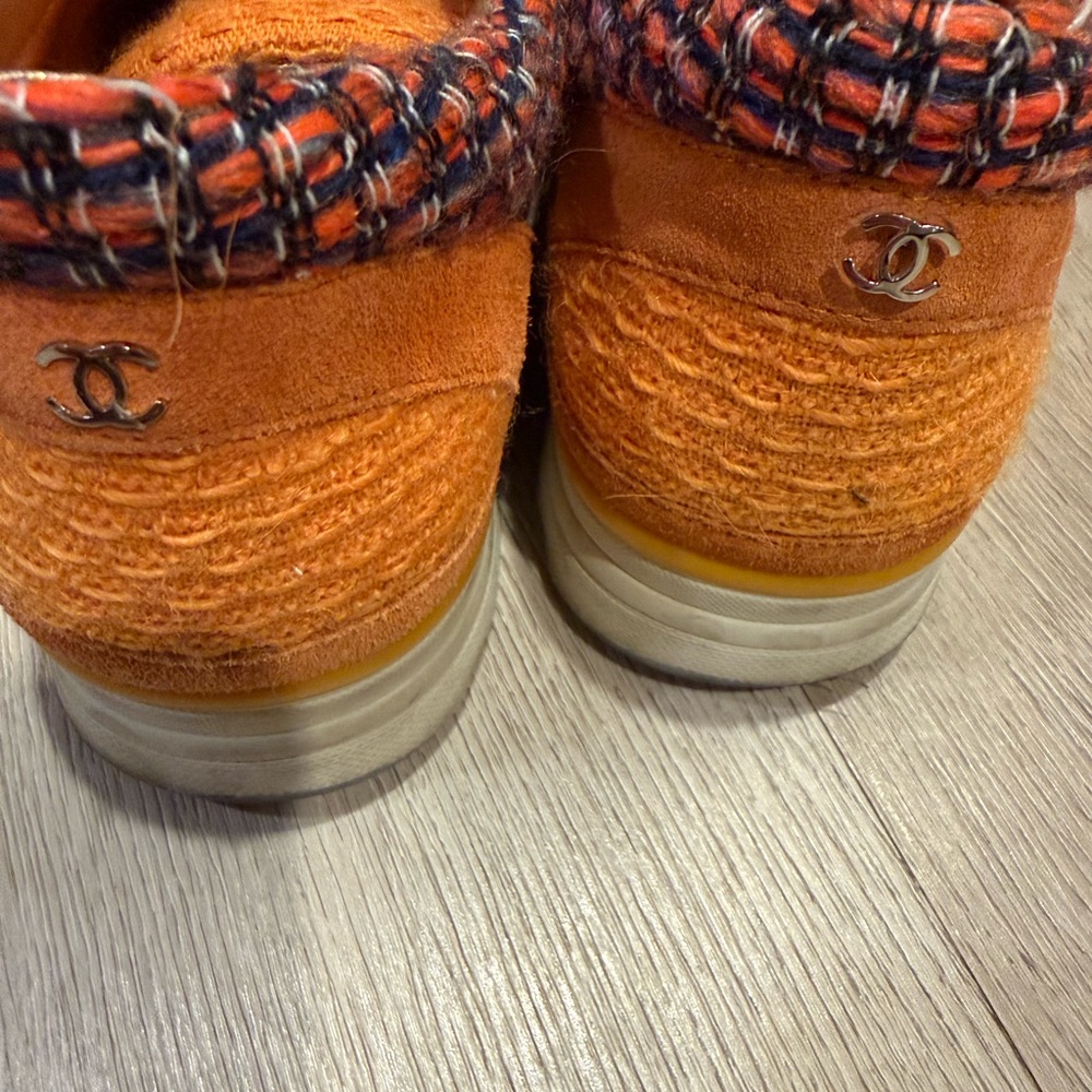 CHANEL Gold and Orange Interior Detail - Picture 4 of 5